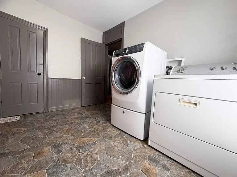 913 W Montgomery St — Photo 19