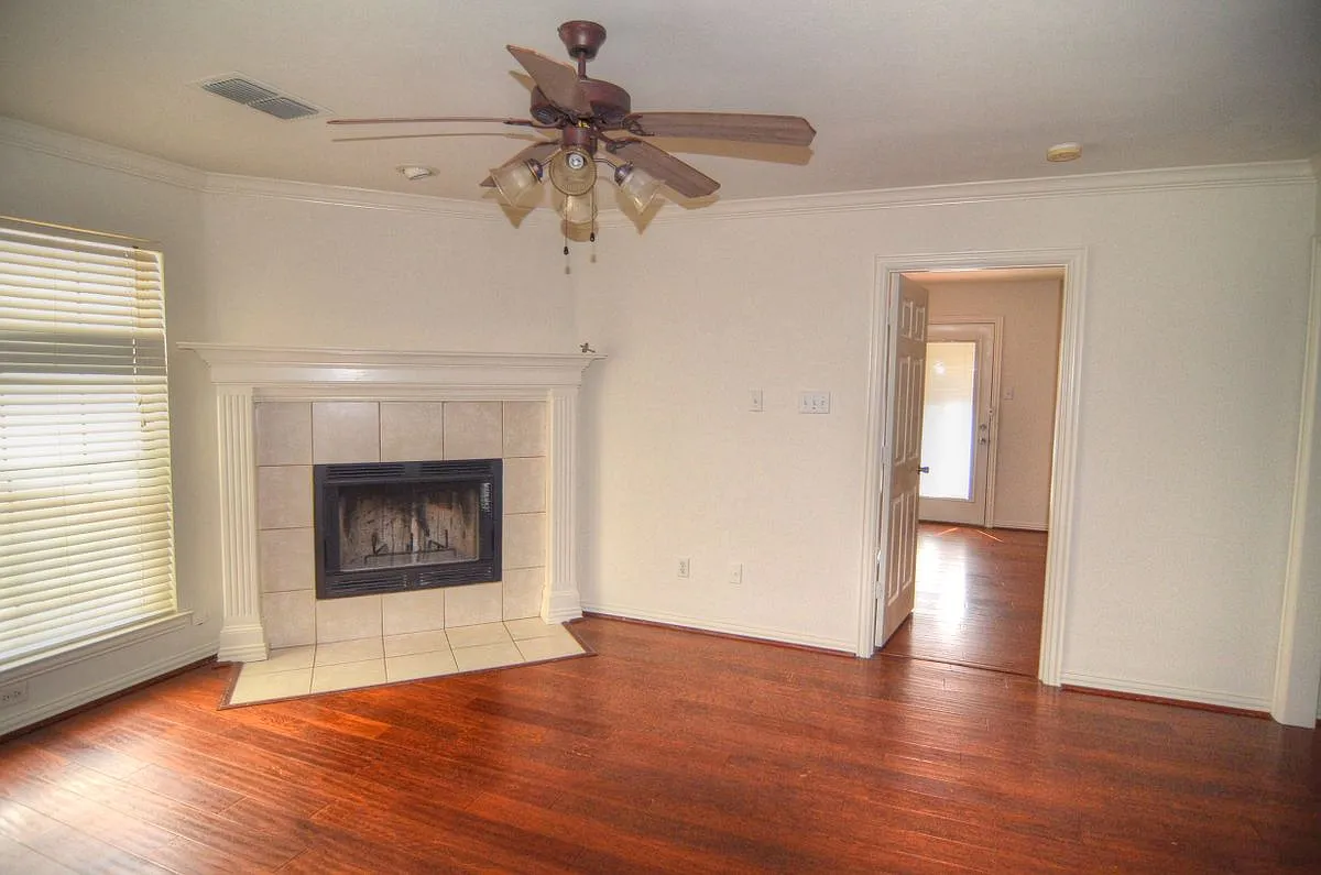 2 bed, 1.5 bath, 1425 sqft, $1,750 — Photo 2
