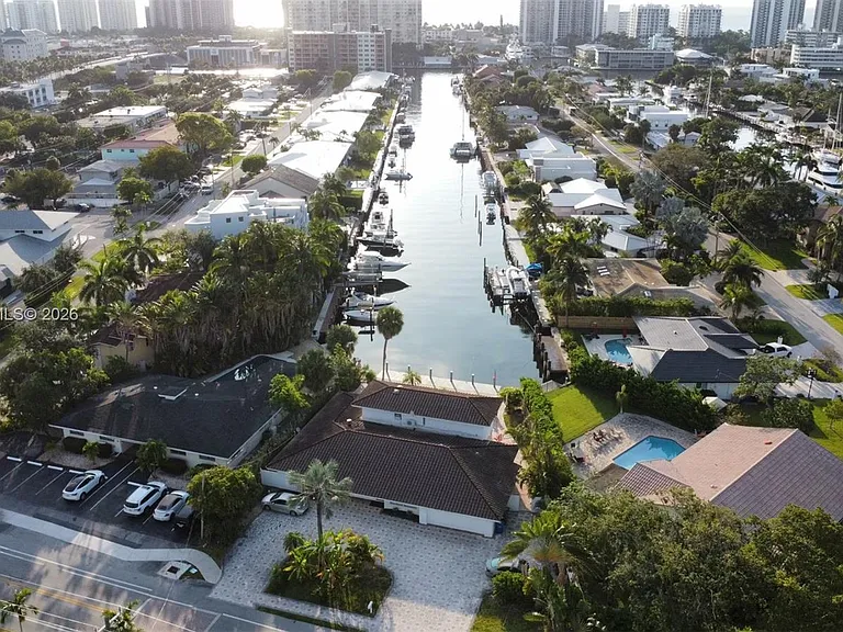 2908 Bayview Dr — Photo 4