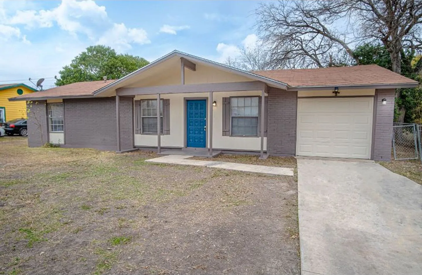 Convenient 4-Bedroom Stay Near Downtown & Attractions! — Photo 1