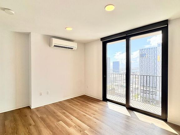 3rd image of 987 Queen St #2511