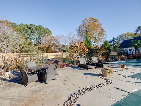 3rd image of 4004 Penny Ln