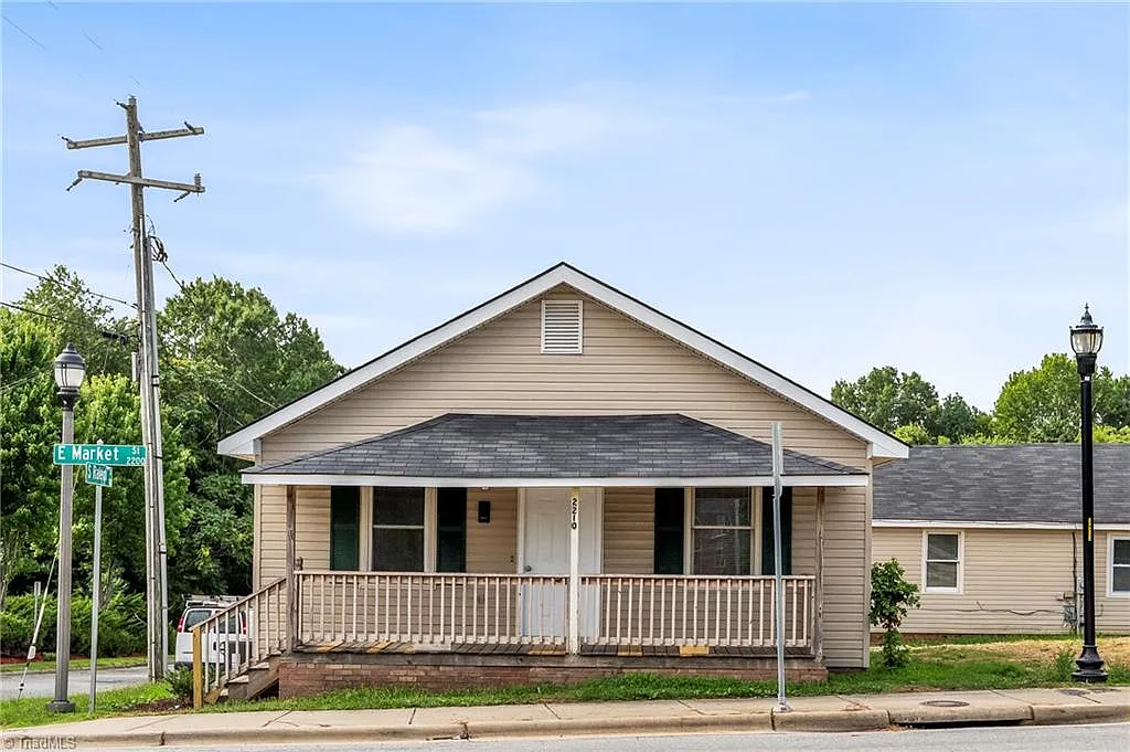 3 bed, 1.0 bath, 1000 sqft, $1,275 — Photo 1