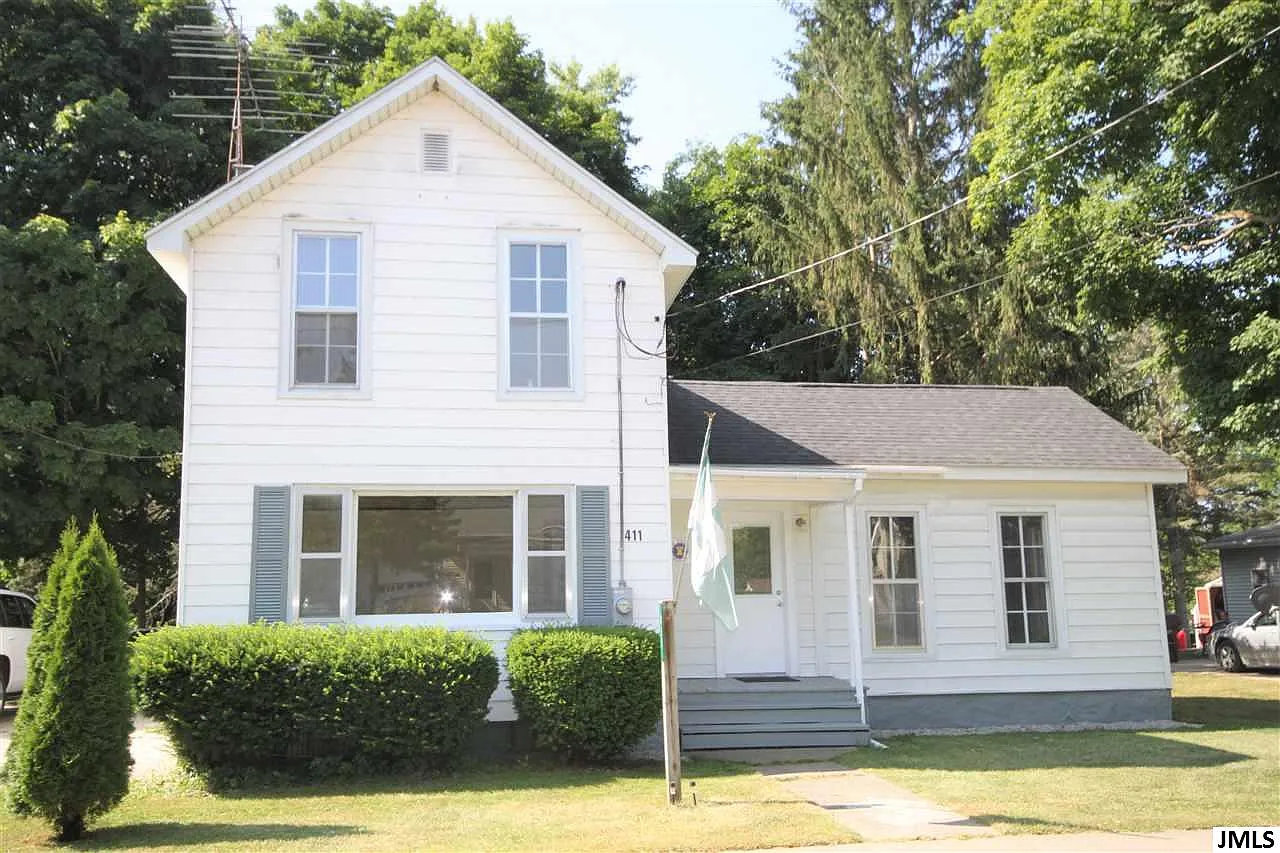 411 E Race St photo 1