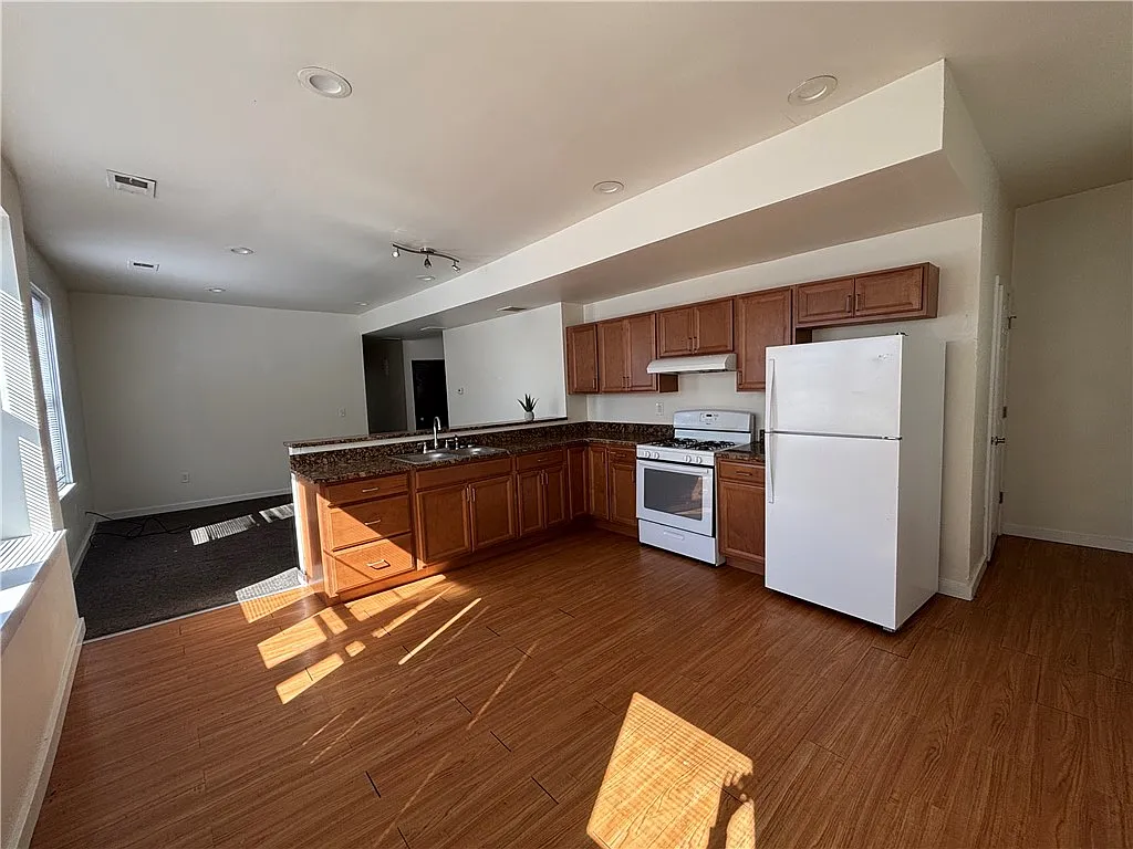 2 bed, $1,300 — Photo 4