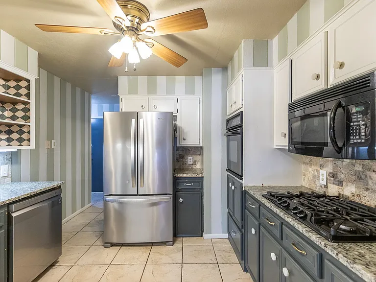 2601 Edgemont Dr — Photo 17