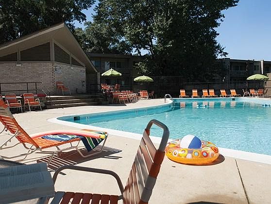 Relaxing swimming & wading pool