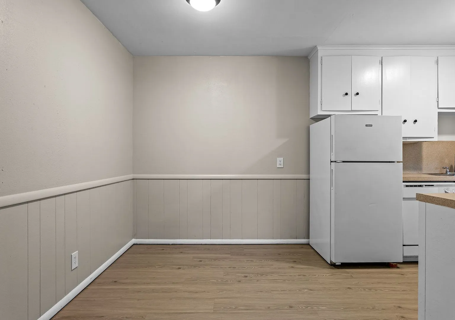 Colonial Terrace — Photo 4