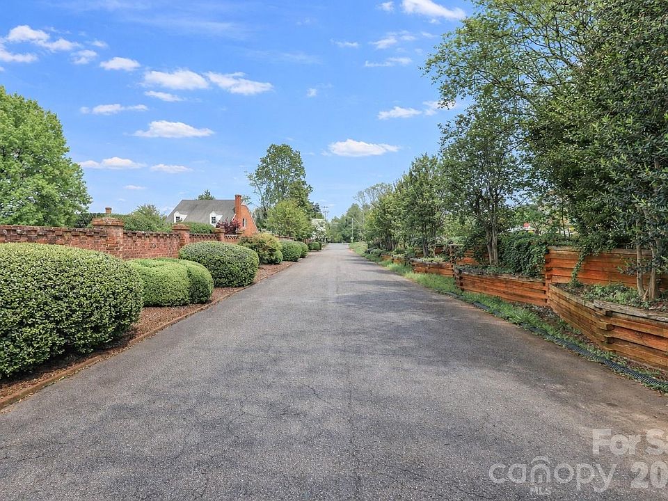 1st image of 4 Brookgreen Pl