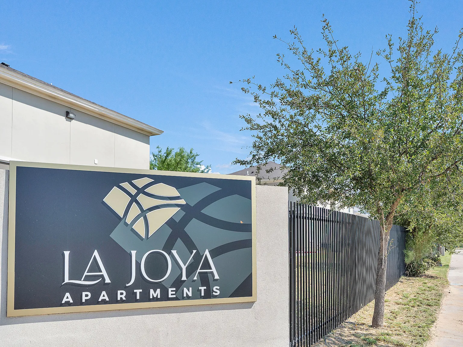 La Joya Apartments — Photo 1