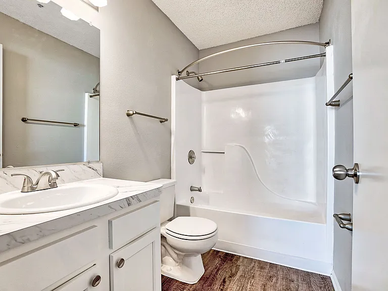 Hillwood Pointe Apartments — Photo 12