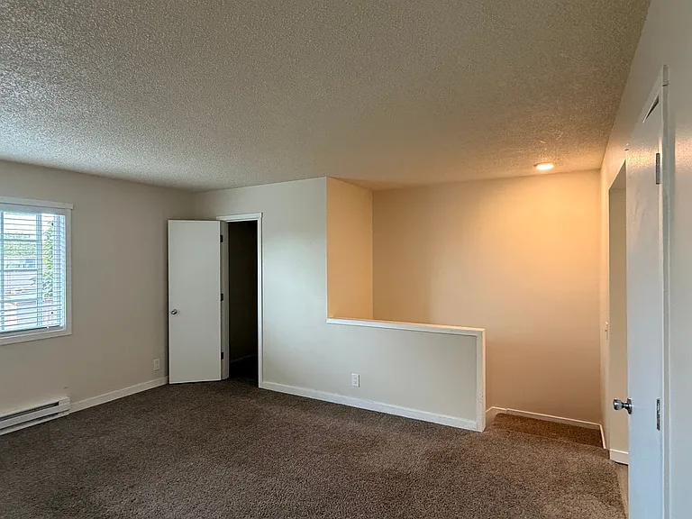 C2402 - Maple Court Apartments — Photo 18