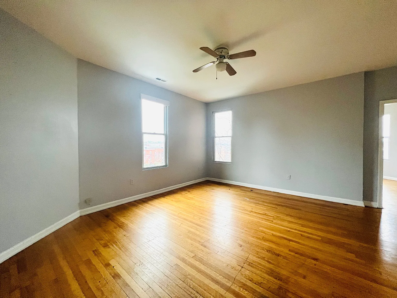 3 bed, 1200 sqft, $2,350 — Photo 2