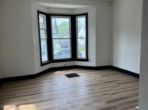 28 Seavey St APT 1, Westbrook, ME 04092