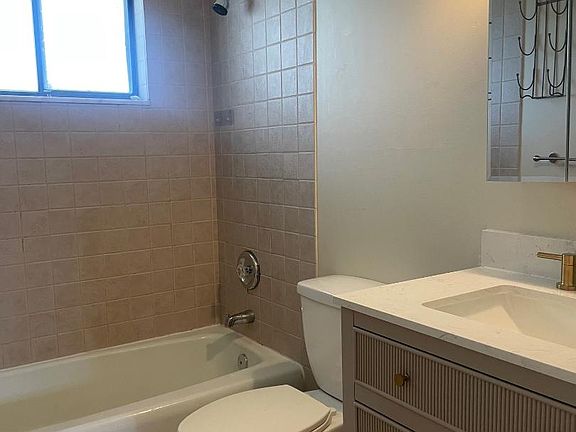 4th image of 825 NW 13th St APT 111