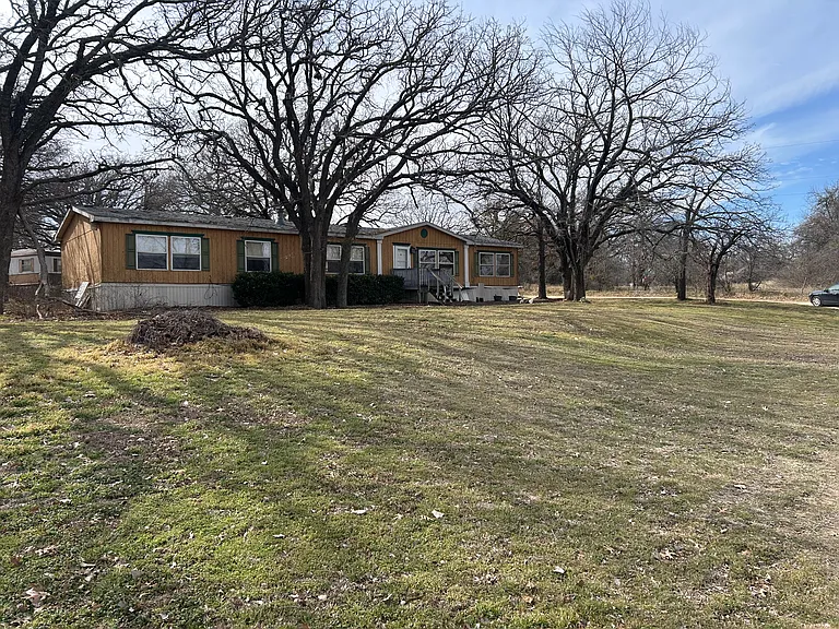 301 Elm Ln — Photo 9