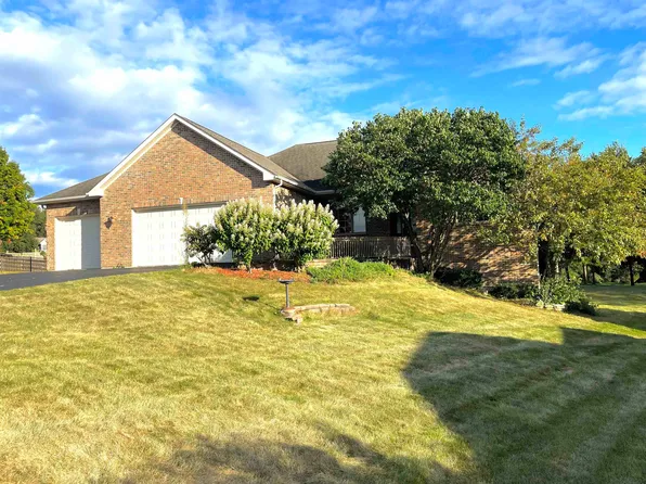 12297 Puff Cir, Roscoe, IL 61073