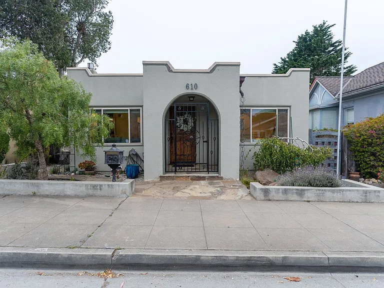 610 Forest Ave — Photo 1