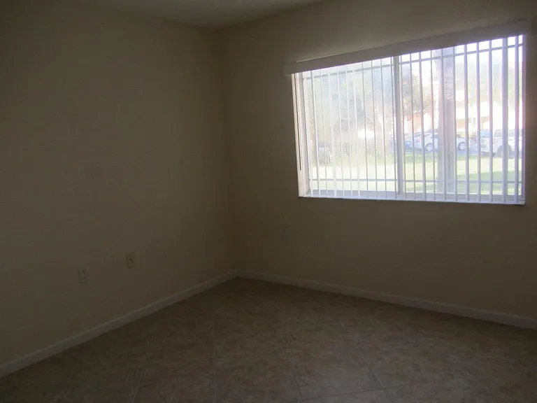 211 SW Palm Dr — Photo 2
