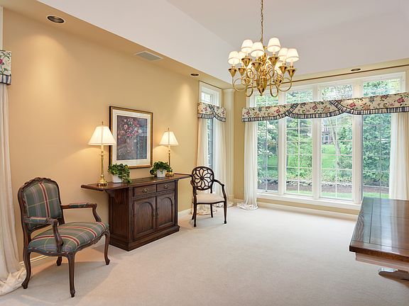Dining room-11' tray ceiling