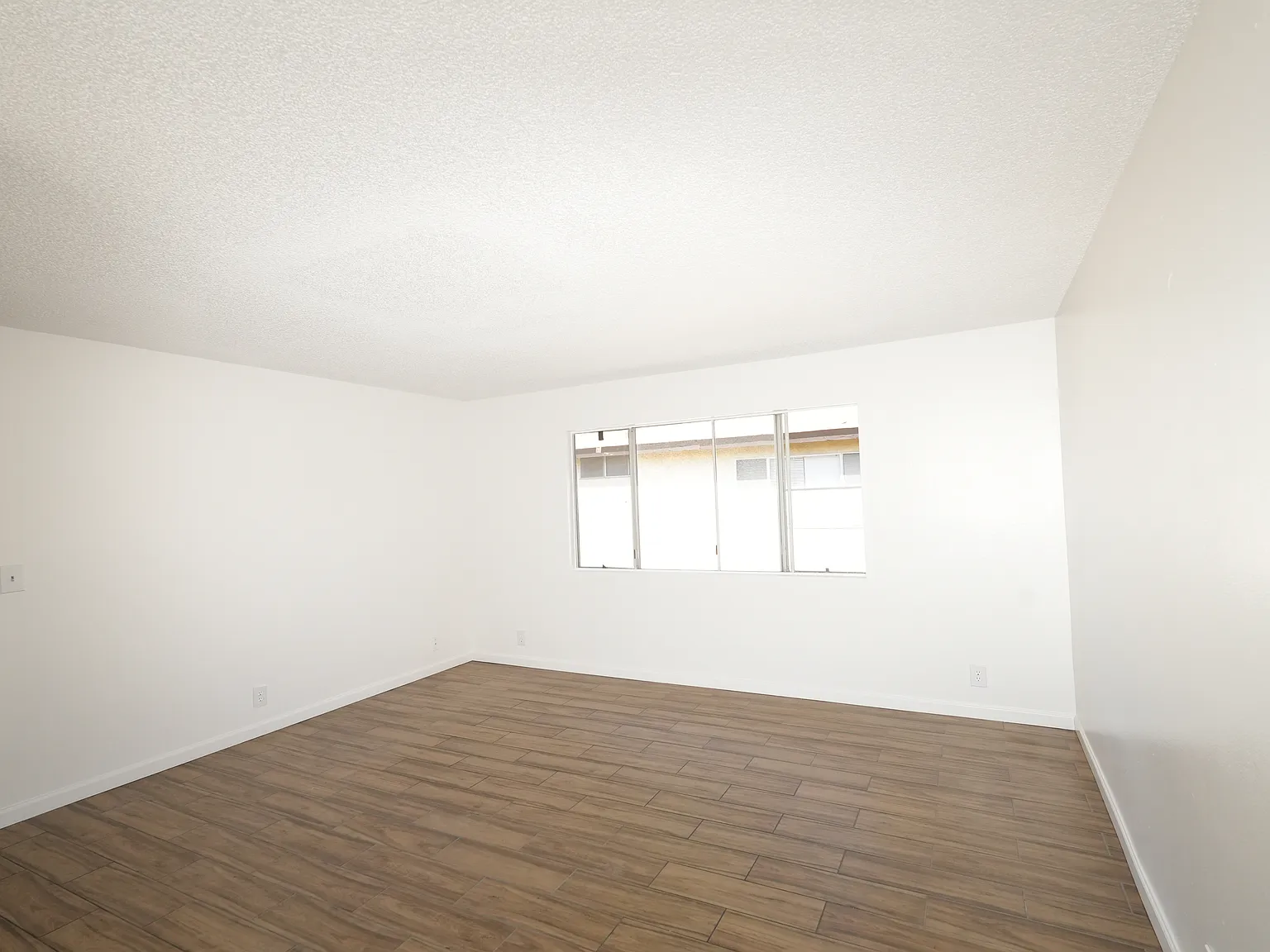 3 bed, $3,200 — Photo 2
