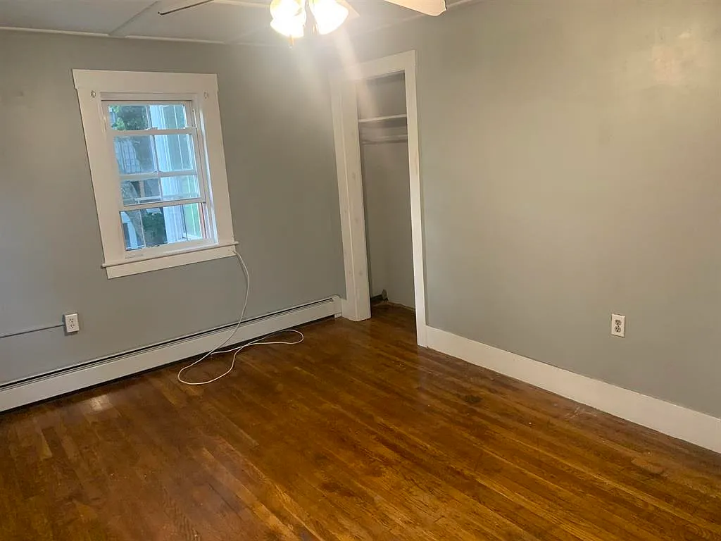 3 bed, 1.0 bath, 1500 sqft, $2,395 — Photo 2