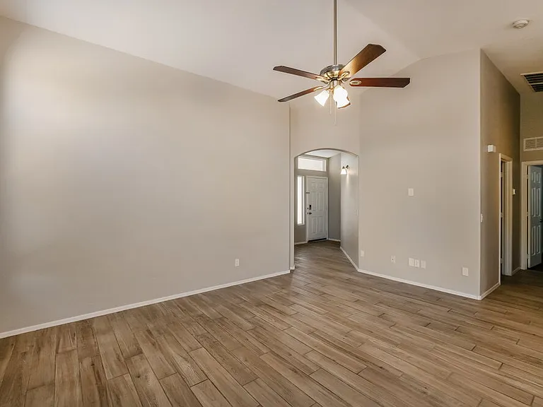 3430 N Saffron — Photo 4