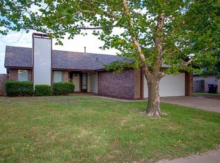 1304 W Cedarbrook Ln, Moore, OK 73170