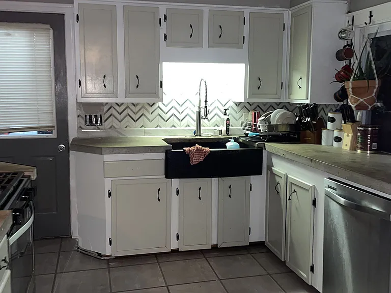 Kitchen:
Gas appliances
concrete countertops
extra wide farm style basin sink