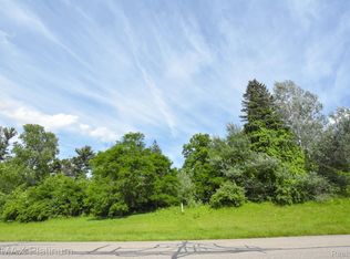 35 Shannon Glen Dr, Fenton, MI 48430