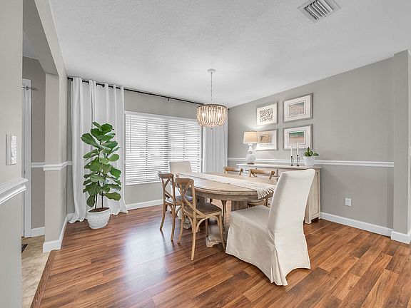 5th image of 818 Riverbend Blvd