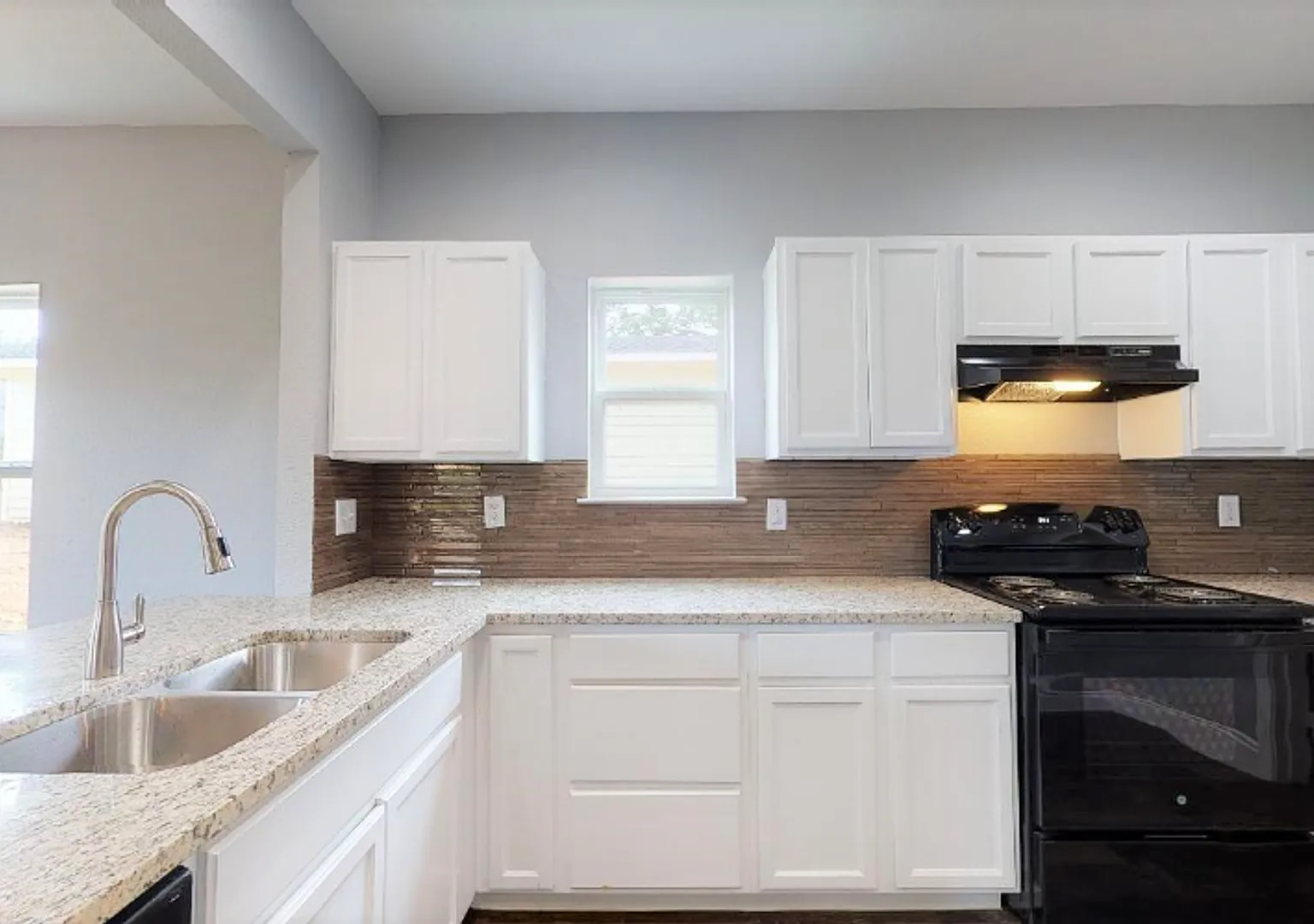 114 E Oak St — Photo 4