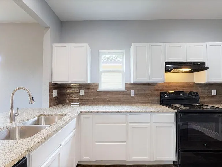 114 E Oak St — Photo 4