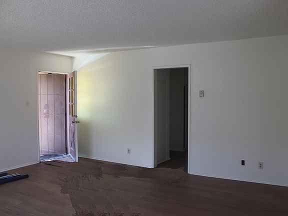 Living Room / Entry