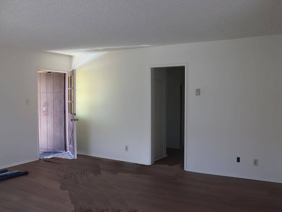Living Room / Entry