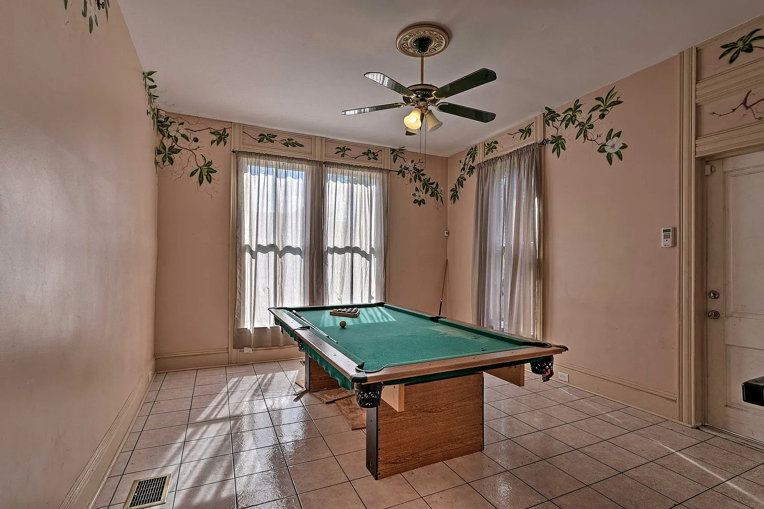 5 bed, 1.0 bath, 5198 sqft, $8,451 — Photo 4