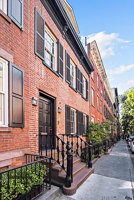 Sold by Compass | media 25