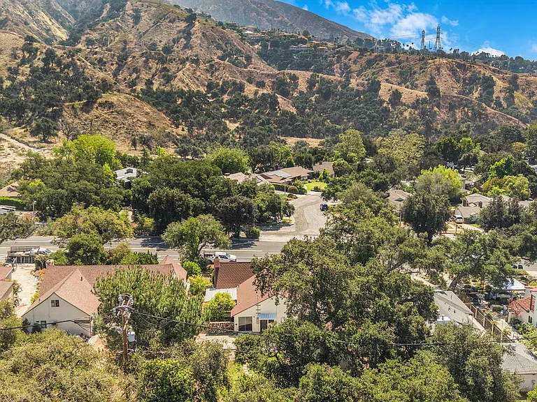 2151 N Altadena Dr — Photo 33