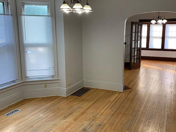 3rd image of 113 Manitoba Ave #1