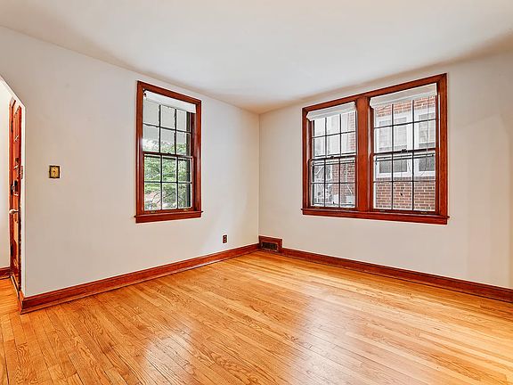 3rd image of 3429 Carpenter St SE