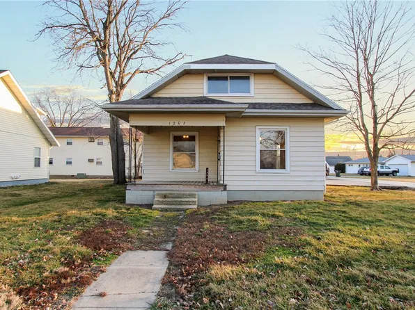 1202 Garfield Ave, Charleston, IL 61920