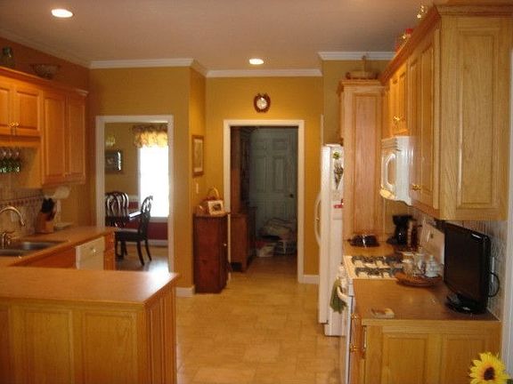 4th image of 1030 Willow Creek Dr