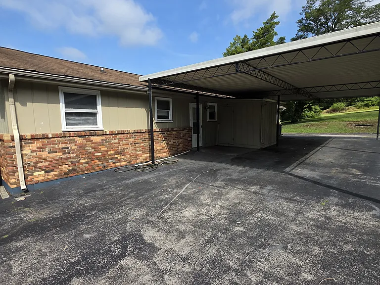 865 Louisville Hwy #B — Photo 8