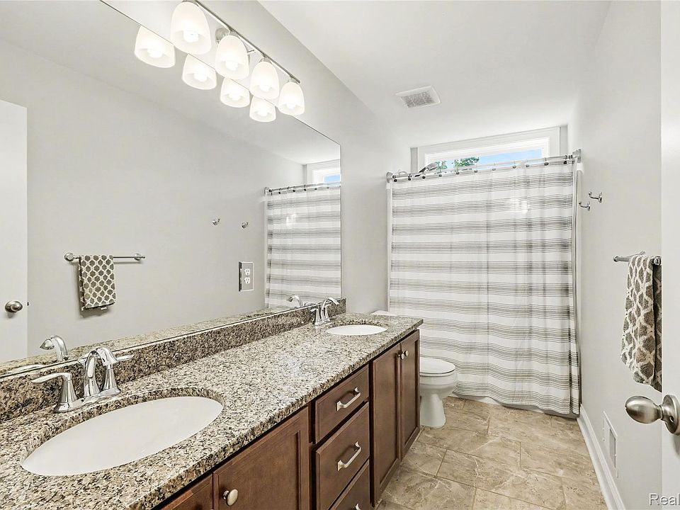 1084 Woods Edge Dr, photo 23