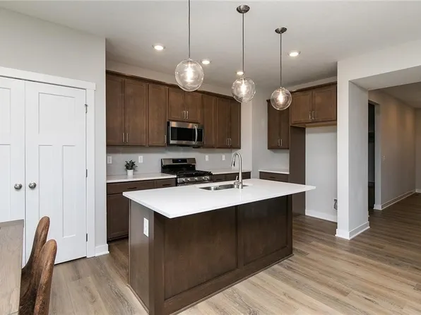 4724 90th St, Urbandale, IA 50322
