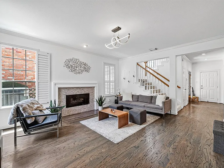 1015 Enclave Sq S — Photo 14