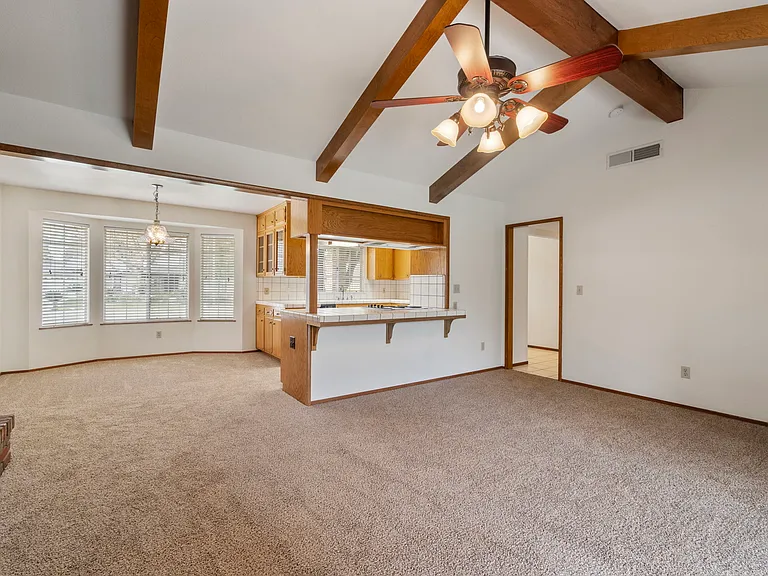 6469 N San Pedro Ave — Photo 10
