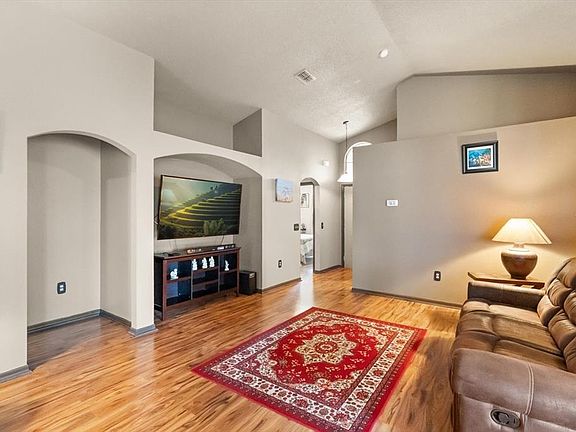 3rd image of 112 Royal Ridge Dr