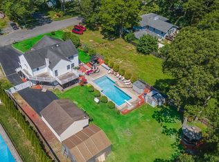 110 W End Ave, Shirley, NY 11967