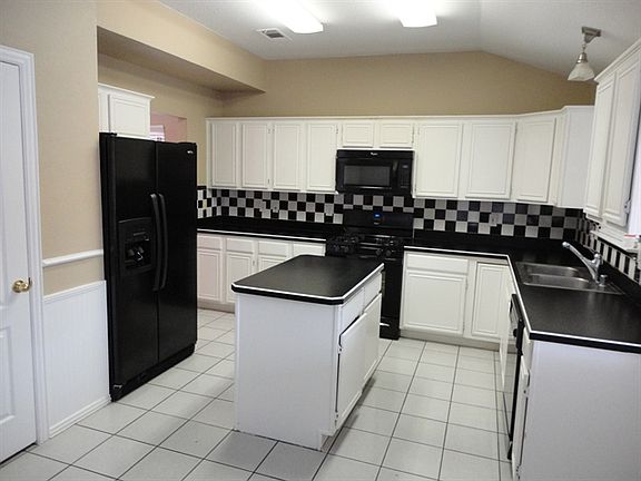 4th image of 821 Waterwood Ln
